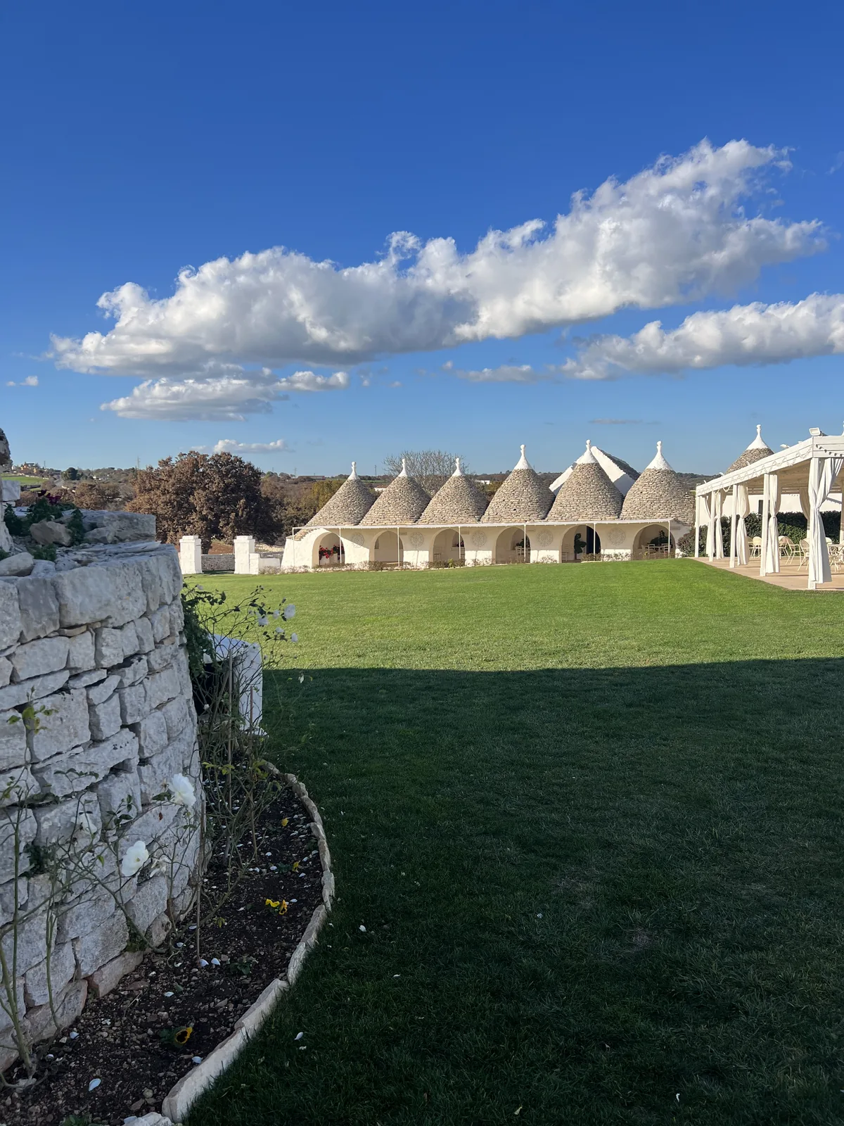 Location per eventi MICE in Puglia: trulli e area esterna allestita per ricevimento
